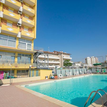 Hotel Apollonia Lido Di Savio Bagian luar foto