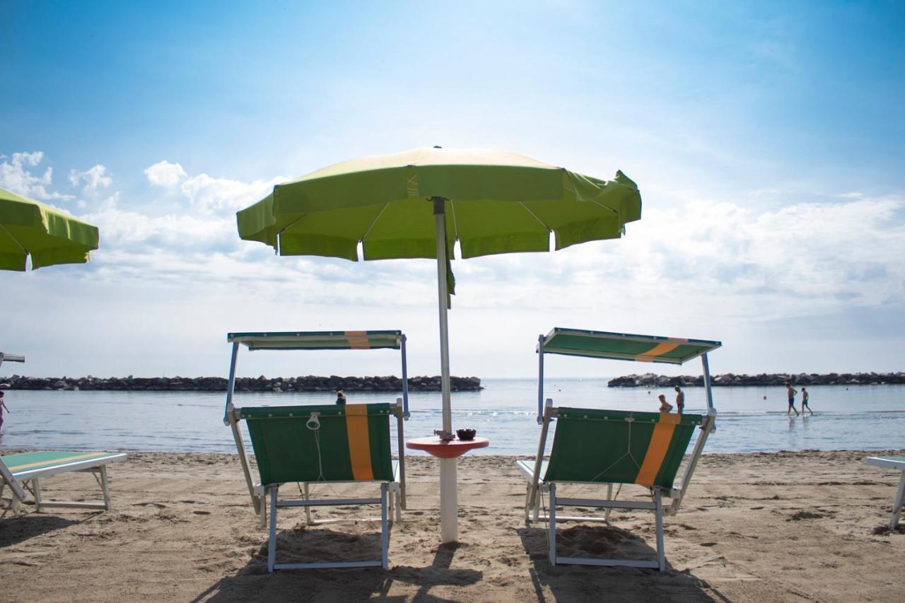 Hotel Apollonia Lido Di Savio Bagian luar foto