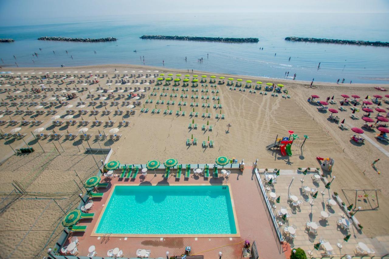Hotel Apollonia Lido Di Savio Bagian luar foto