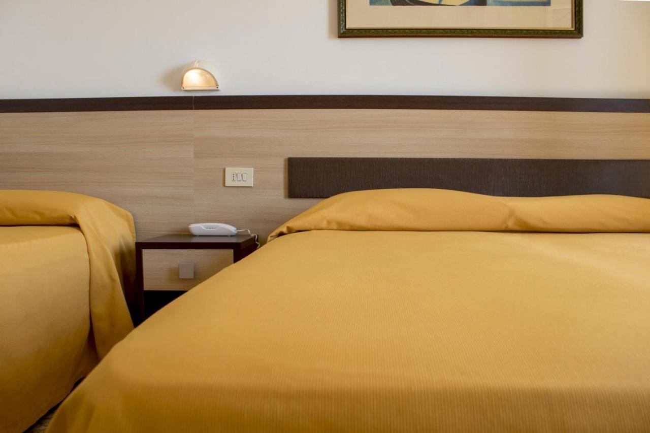 Hotel Apollonia Lido Di Savio Bagian luar foto