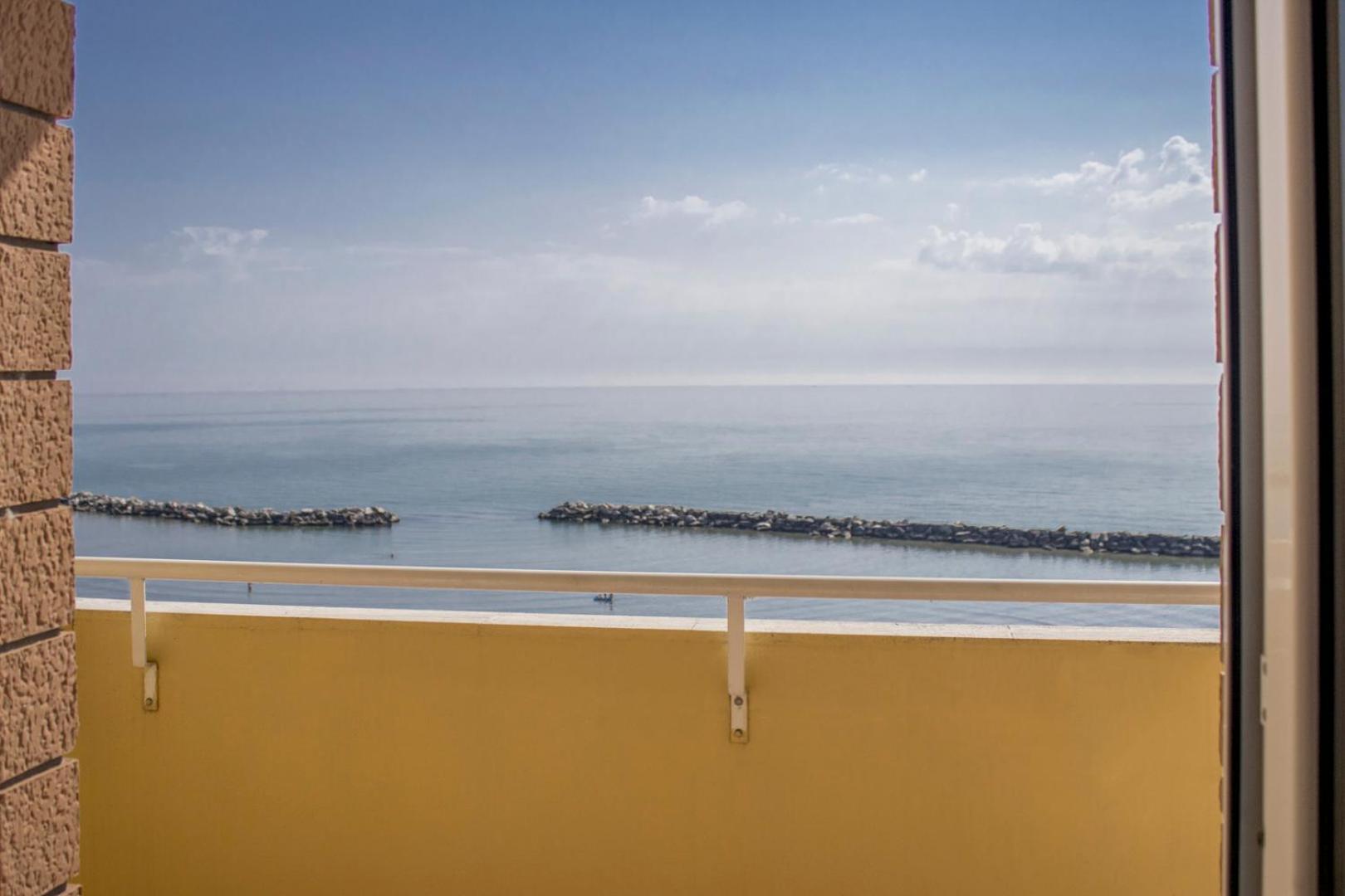 Hotel Apollonia Lido Di Savio Bagian luar foto