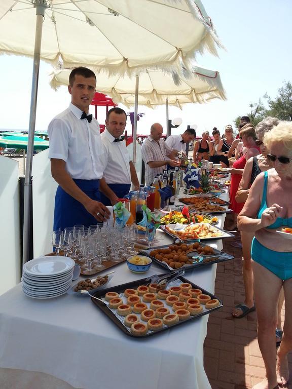 Hotel Apollonia Lido Di Savio Bagian luar foto