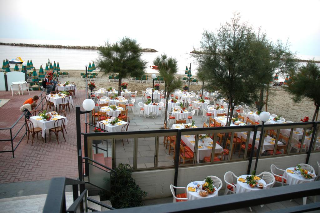 Hotel Apollonia Lido Di Savio Bagian luar foto